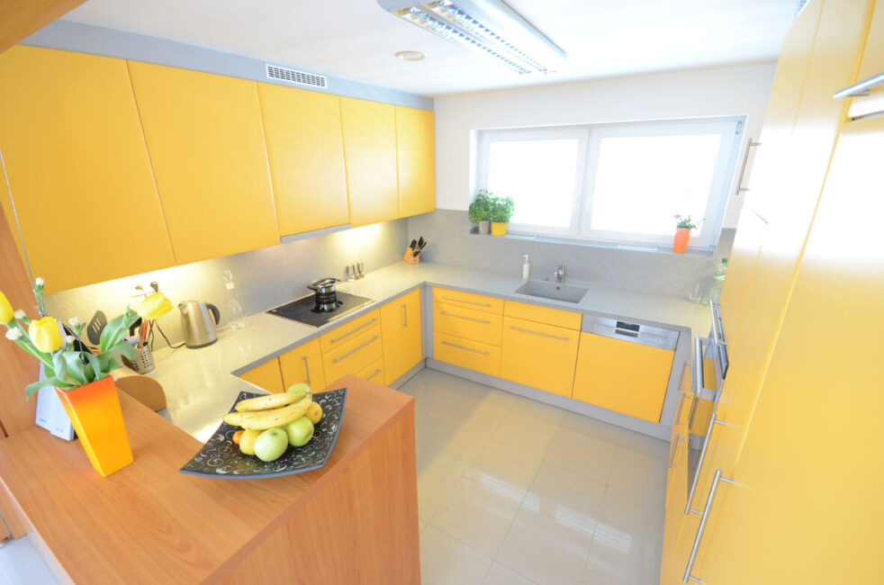 Zářivě žlutá kuchyň
