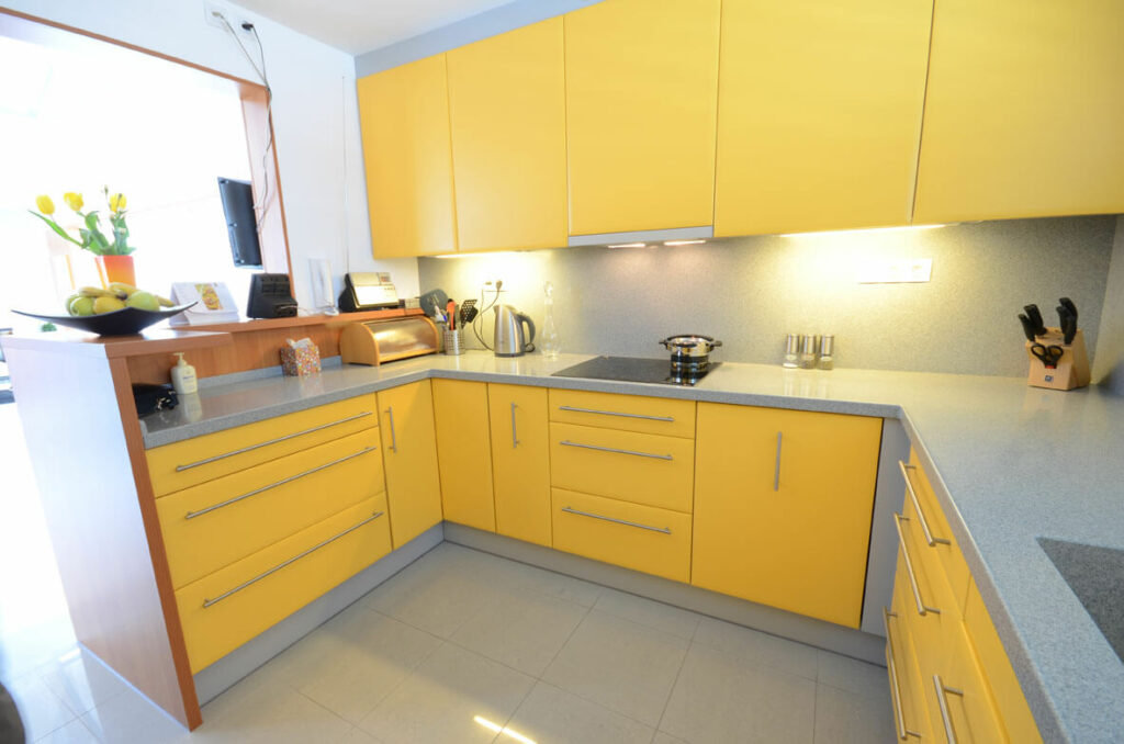 Zářivě žlutá kuchyň 2