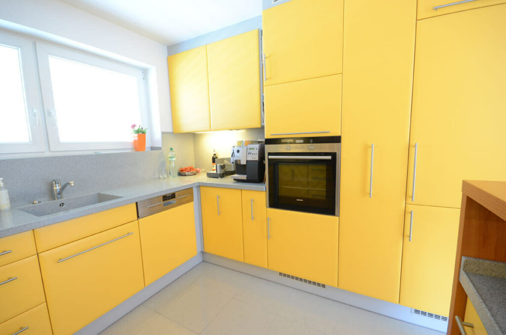Zářivě žlutá kuchyň 3