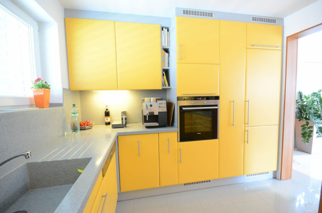 Zářivě žlutá kuchyň 4