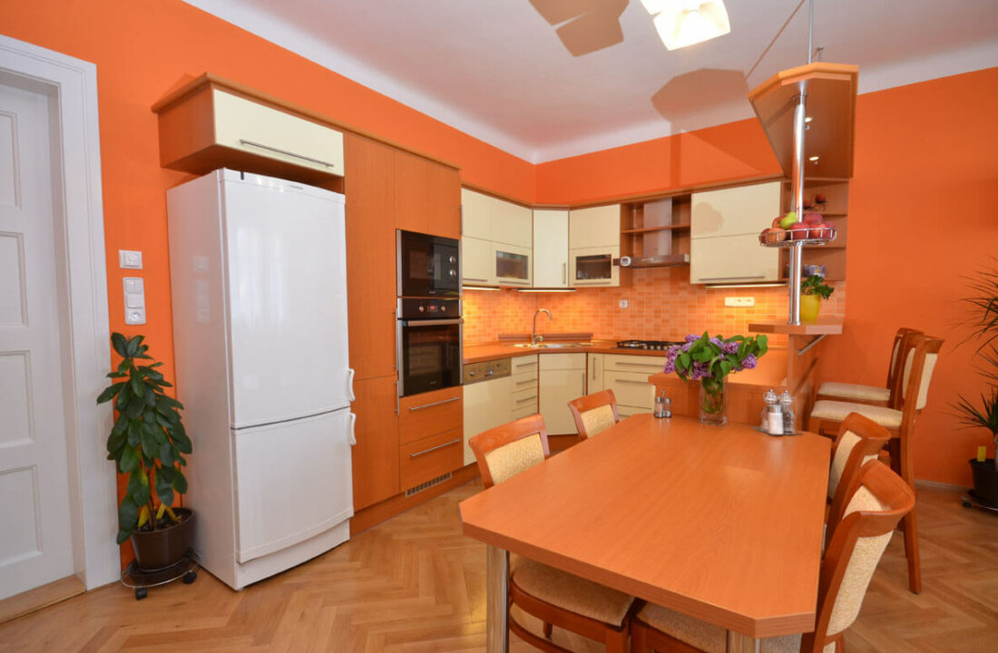Oranžový interiér s kuchyní