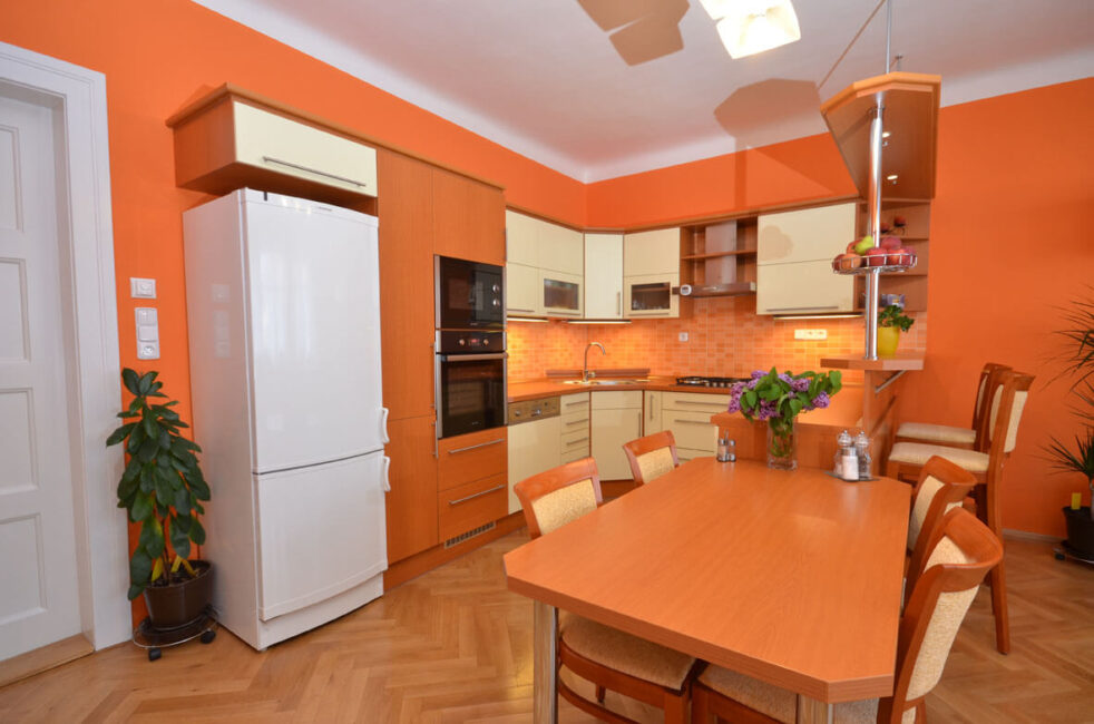 Oranžový interiér s kuchyní