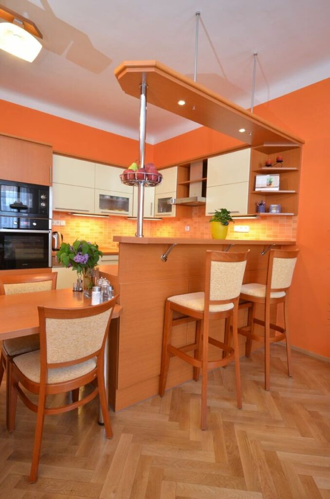 Oranžový interiér s kuchyní 2