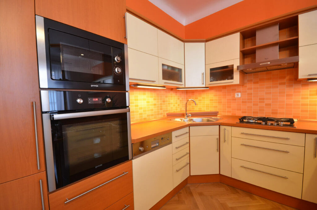 Oranžový interiér s kuchyní 3