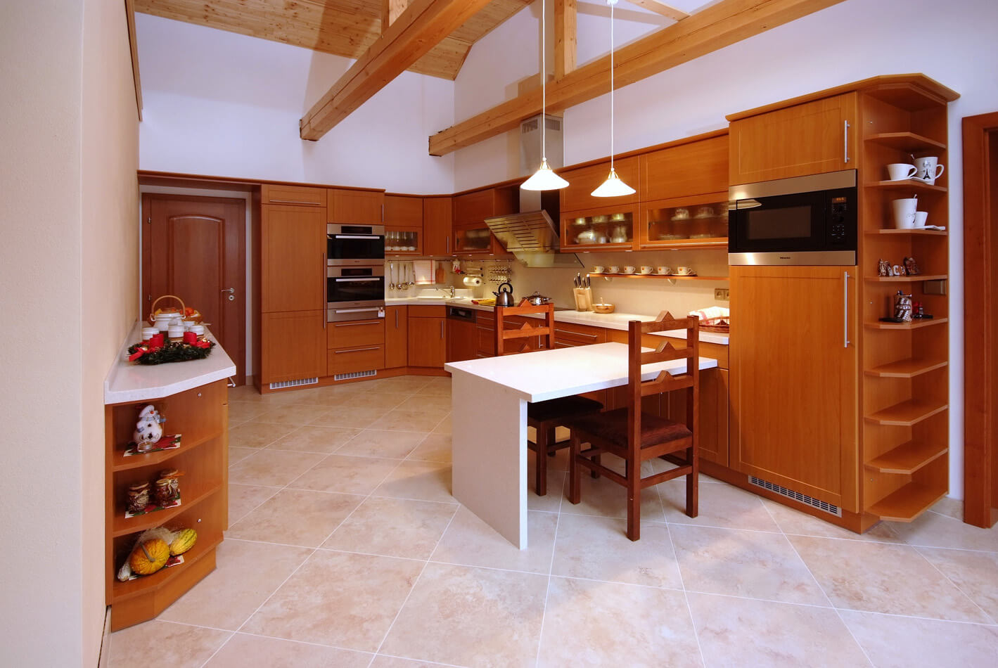 Podkrovní kuchyň třešňové dřevo 1