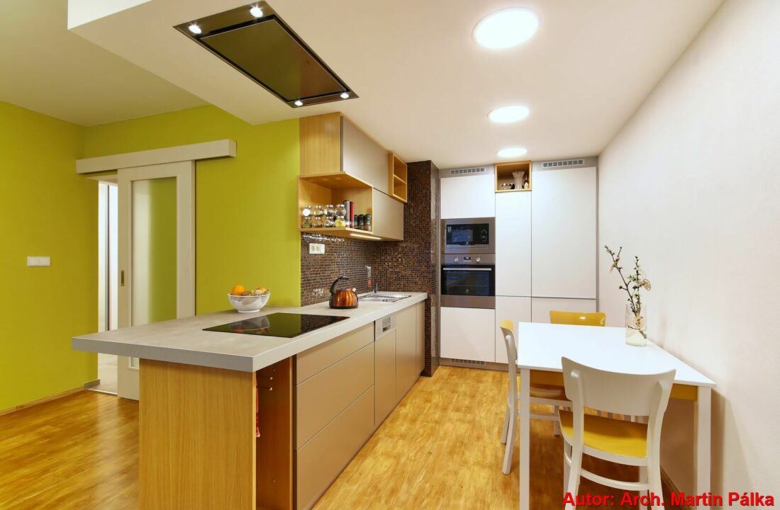 Malá moderní paneláková kuchyň dub 1