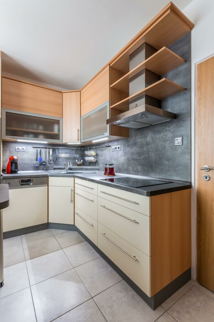 Elegantní moderní kuchyň vanilka a beton 2