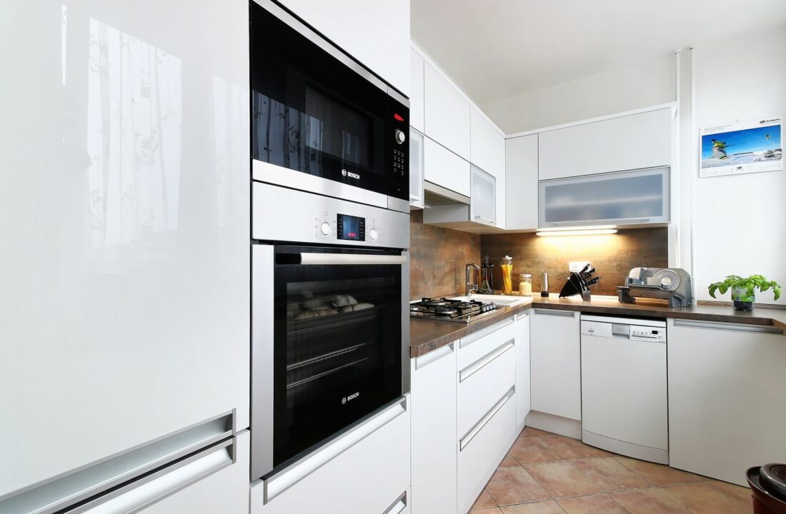 Malá elegantní kuchyň v panelovém bytě bílá 1