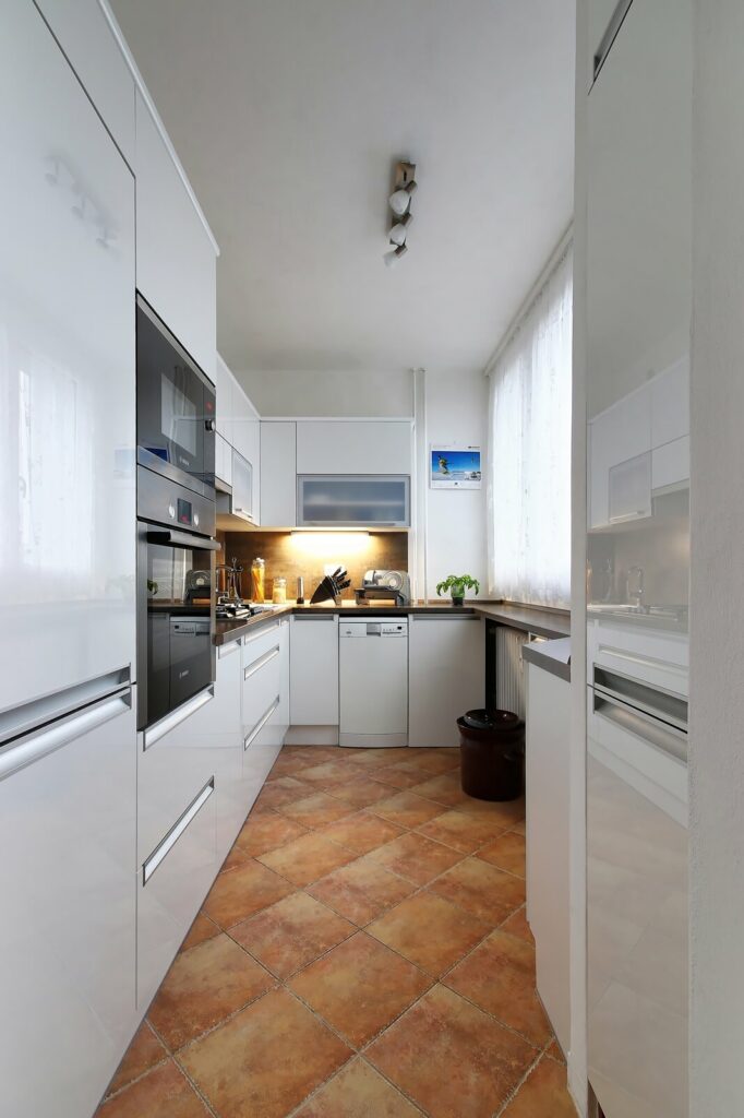 Malá elegantní kuchyň v panelovém bytě bílá 12