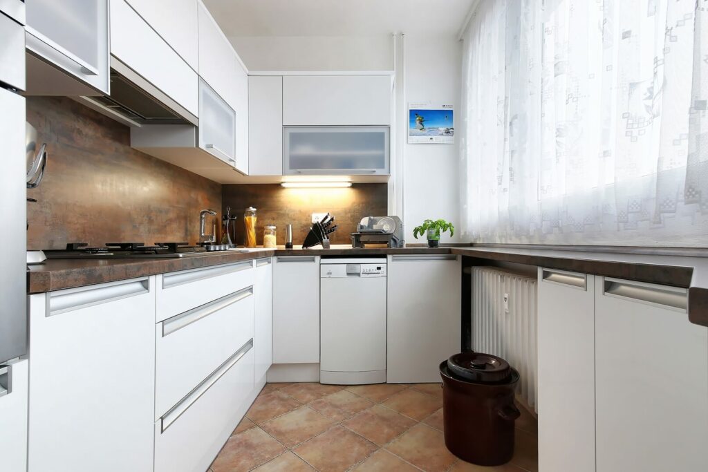 Malá elegantní kuchyň v panelovém bytě bílá 3