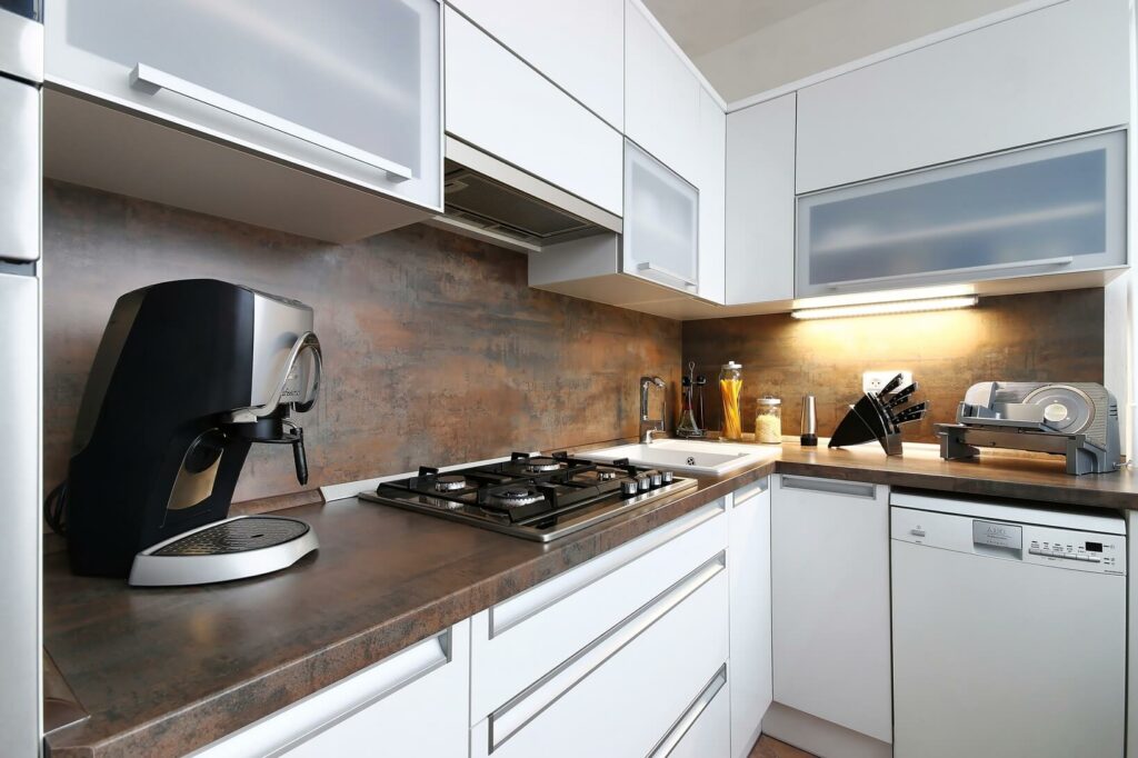 Malá elegantní kuchyň v panelovém bytě bílá 4
