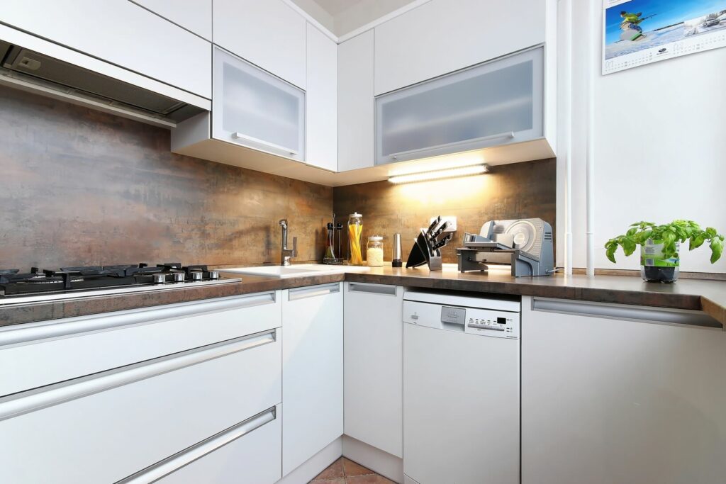 Malá elegantní kuchyň v panelovém bytě bílá 7