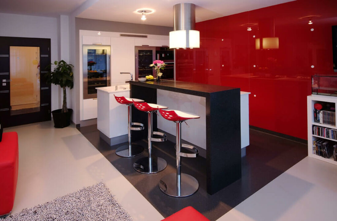 Bílo-červená moderní kuchyň