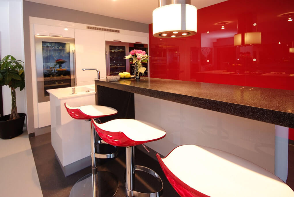 Bílo-červená moderní kuchyň 7