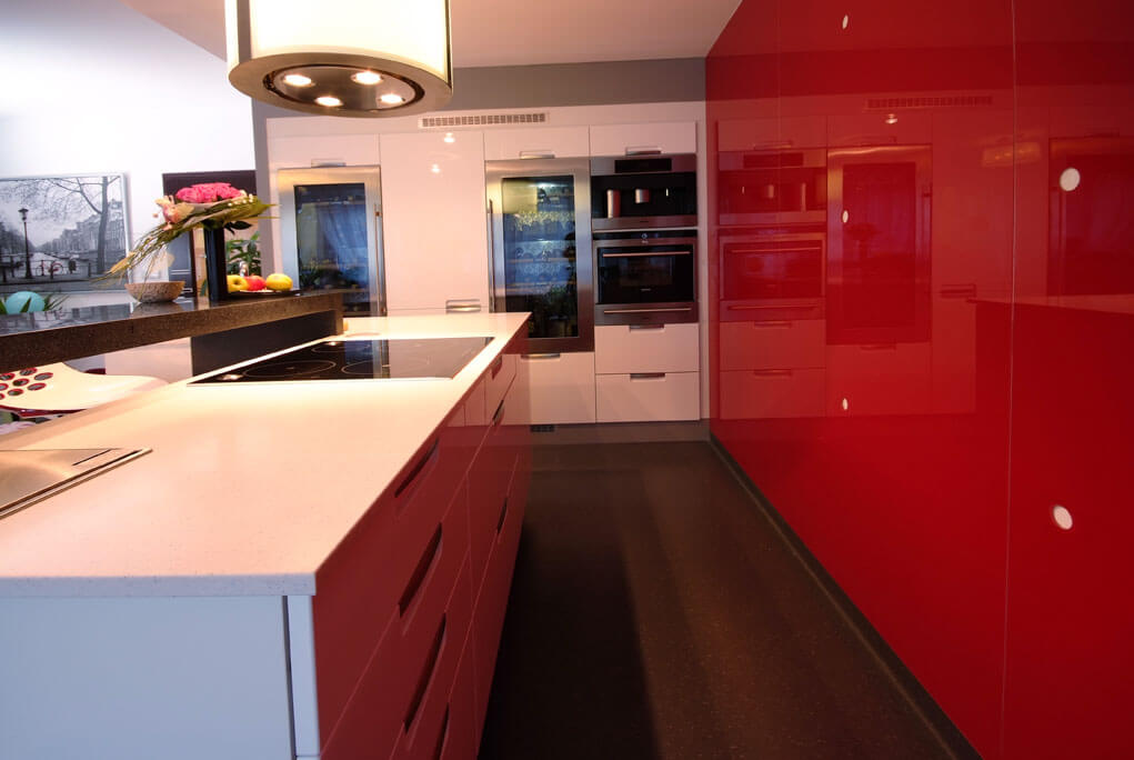 Bílo-červená moderní kuchyň 6