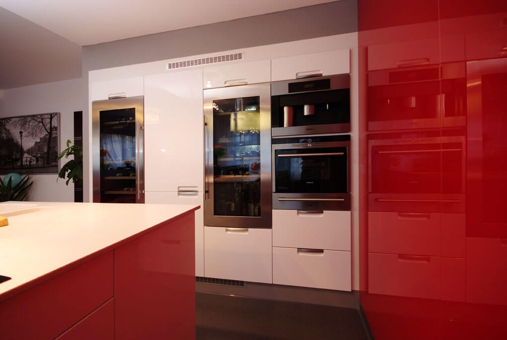 Bílo-červená moderní kuchyň 5