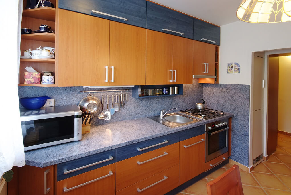 Modrá paneláková kuchyně