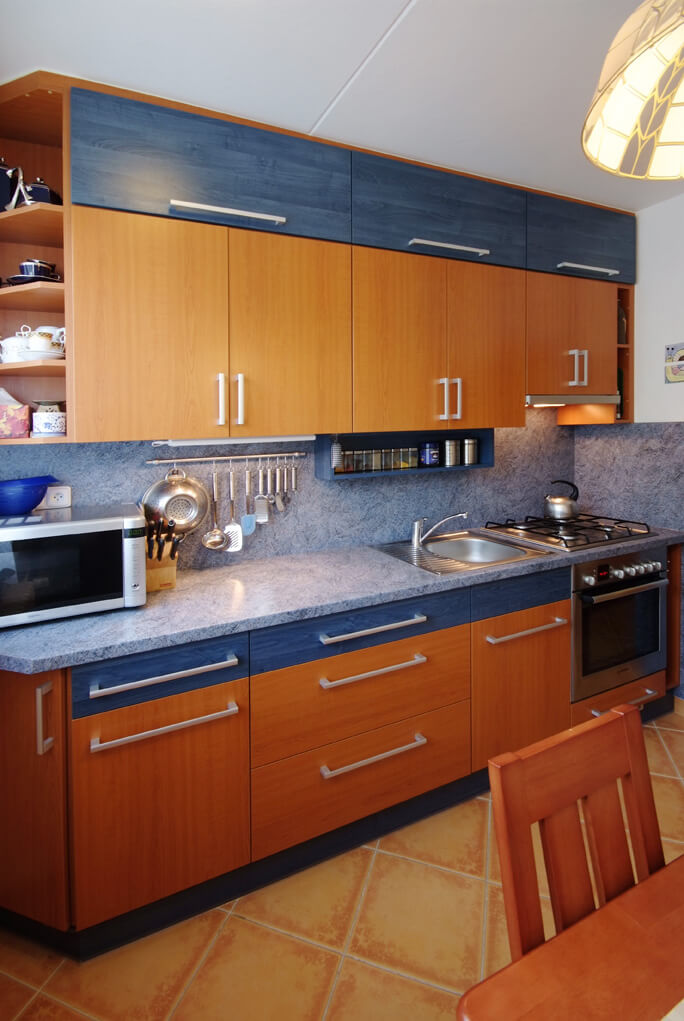 Modrá paneláková kuchyně 8