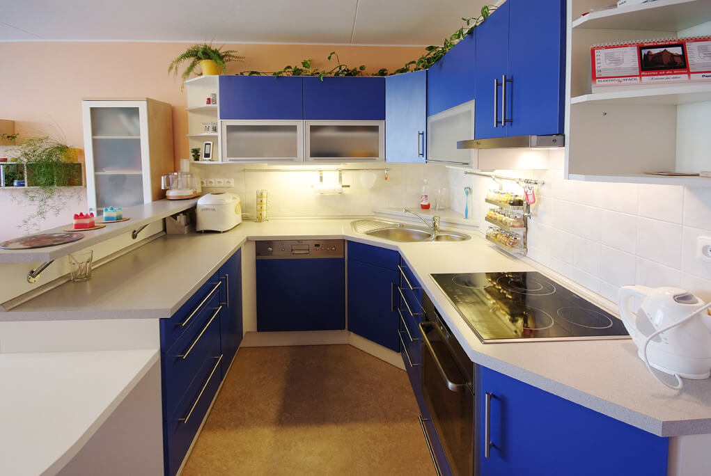 Modrá kuchyňská linka v bytu 5