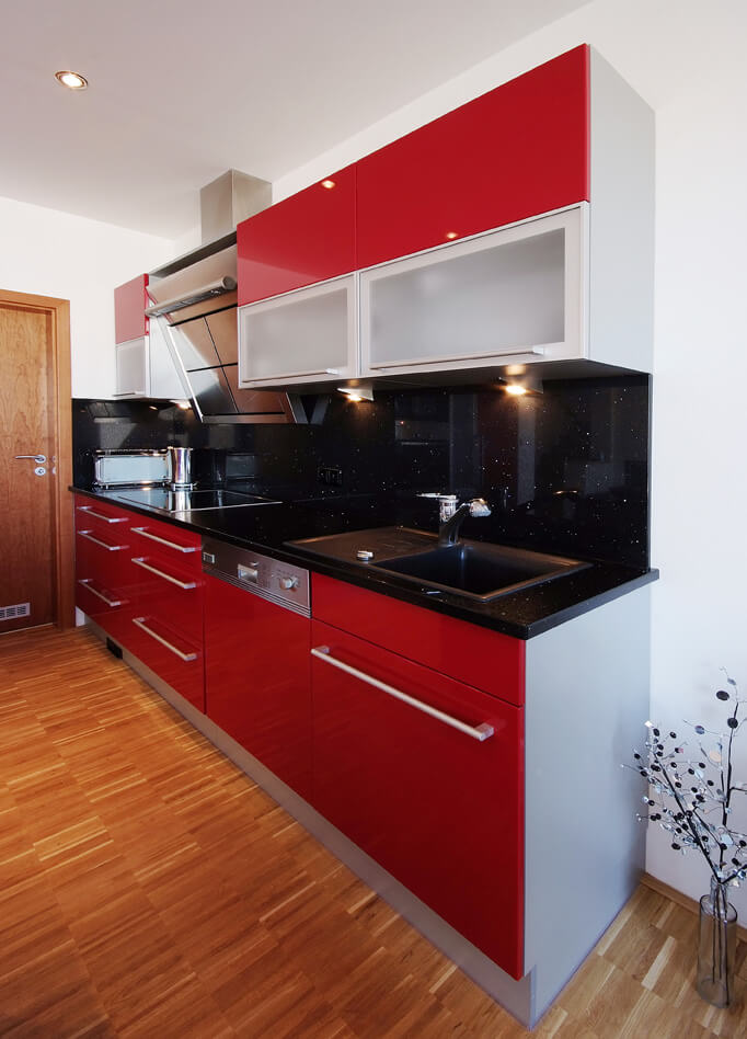 Lesklá červeno-černá kuchyň 4