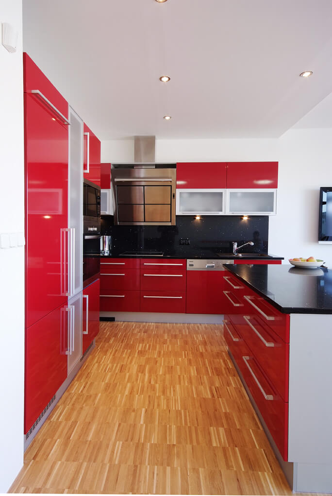 Lesklá červeno-černá kuchyň 8