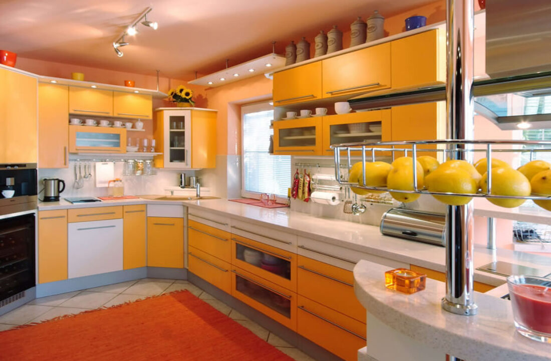 Rohová kuchyň v rodinném domě žlutá 11
