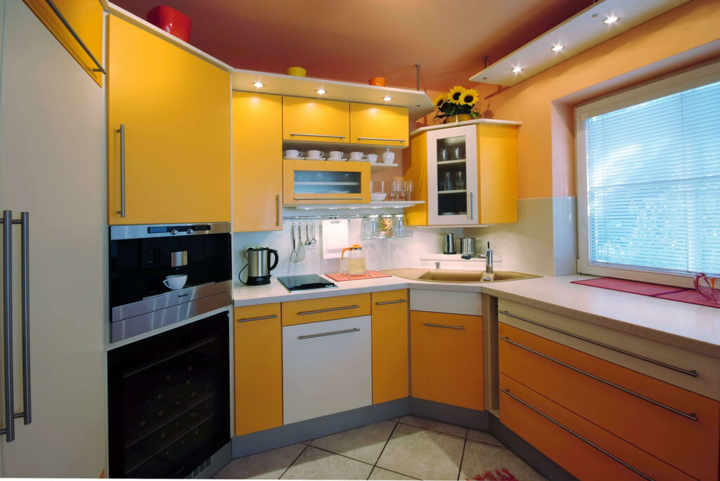 Rohová kuchyň v rodinném domě žlutá 6
