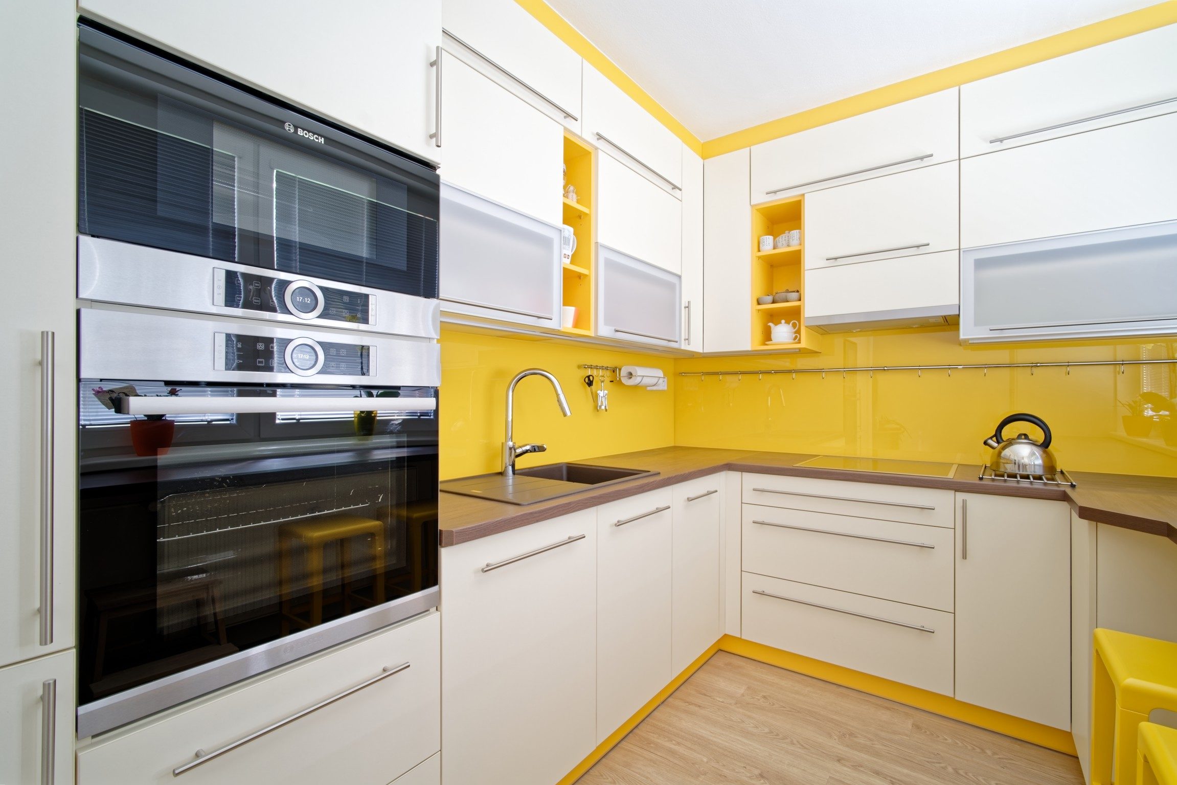 Žlutá kuchyně se zabudovanými spotřebiči